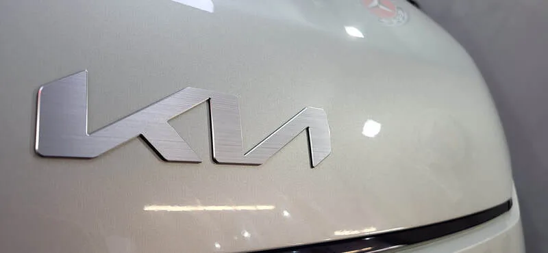 Stunning gloss on KIA EV3 bonnet after ceramic coating