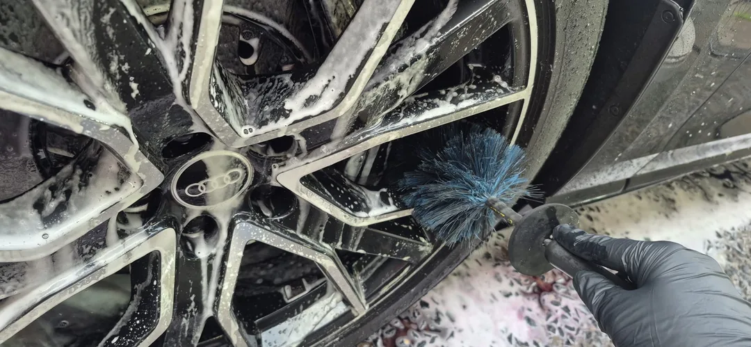 Alloy wheels being cleaned on the Audi A8